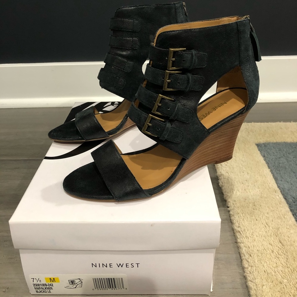 Nine West wedge sandal. Black.